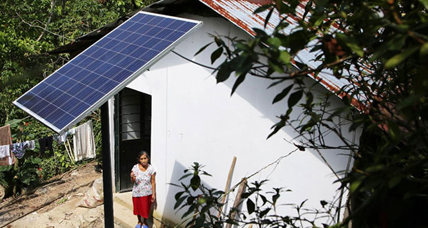 Bienestar entrega paneles solares a 50 familias en Cuetzalan