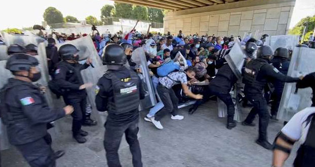 Caravana migrante rompe cerco y va a CDMX; exige agilizar trámites