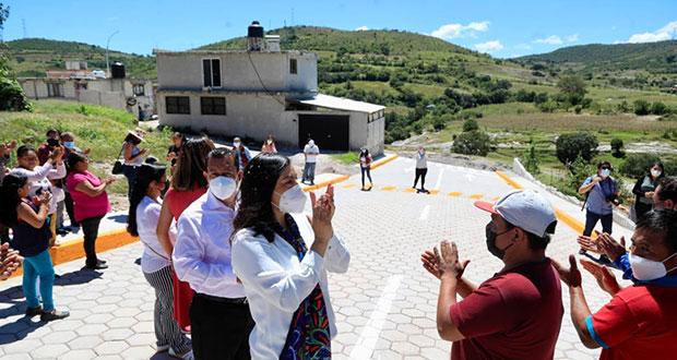 Comuna impulsa infraestructura vial y deportiva en San Baltazar Tetela