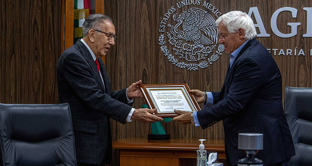 Dan premio a zootecnista por labor en prevenir enfermedades animales