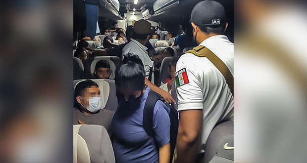 Detienen en Tabasco a 103 migrantes que viajaban a Puebla