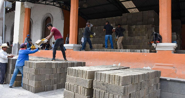 En Huitzilan, entregan apoyos a familias de la cabecera municipal