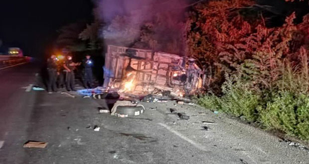 En Veracruz, vuelca y se incendia camioneta con migrantes; 4, muertos