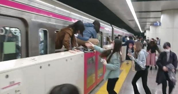 En medio de elecciones, ataque en tren de Tokio deja 15 heridos