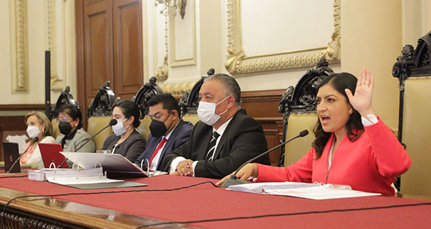 Entre críticas, aprueban por mayoría estados financieros de Claudia Rivera