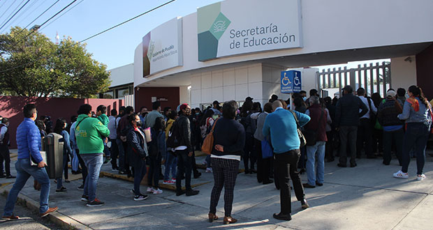 Exigen maestros para escuela de Felipe Ángeles; SEP recibe a padres