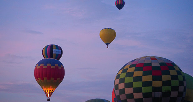Globos aerostáticos llena el cielo de Atlixco durante festival