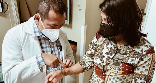 IMSS de Puebla salva mano a mujer de amputación; le extirpan tumor