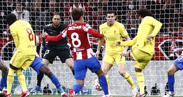 Liverpool, con sufrimiento y polémica, vence al Atlético de Madrid