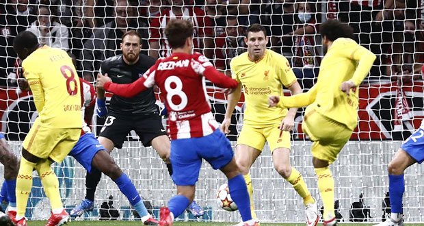 Liverpool, con sufrimiento y polémica, vence al Atlético de Madrid 