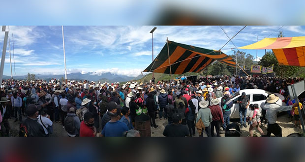 Marchan en Coyomeapan contra edil; él rinde protesta en Ajalpan