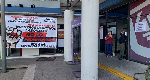 Protesta de sindicalizados de Comuna de Puebla afecta pagos de servicios