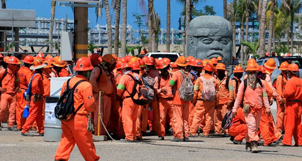 Protestan trabajadores en Dos Bocas; es asunto de sindicatos: AMLO