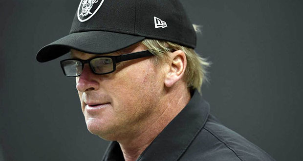 Raiders despide a head coach por insultos misóginos y racistas