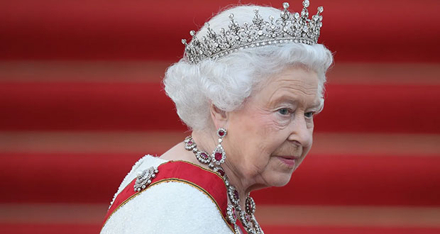 Reina Isabel II de Inglaterra rechaza premio "viejita del año"