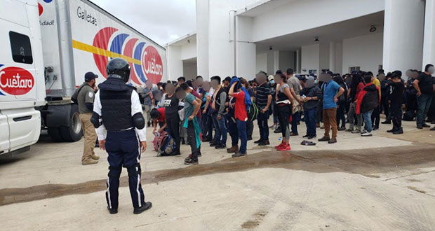 Rescatan a 334 migrantes en Veracruz; viajaban en tráiler de galletas