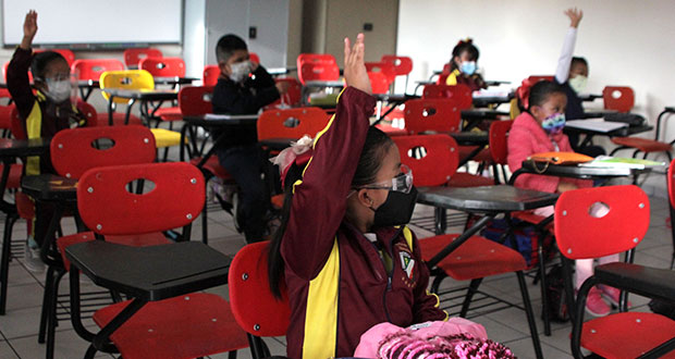 Sigue modelo híbrido en escuelas de Puebla; regreso total, en 2022