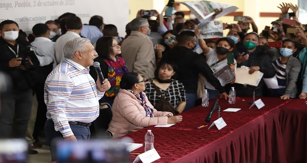 Pobladores entran a conferencia de AMLO en Huauchinango; les ofrece diálogo