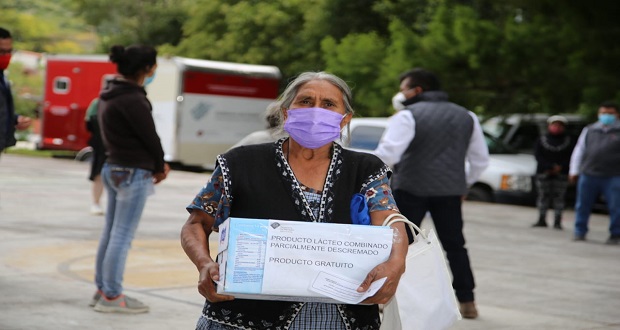 Bienestar entrega leche a más de 14 mil poblanas jefas de familia