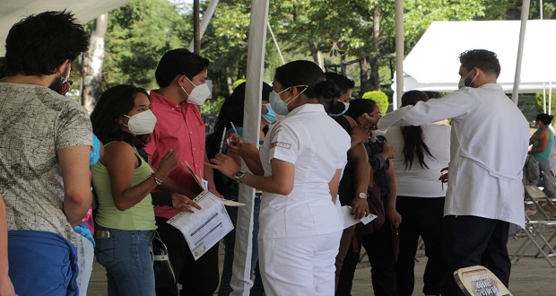 En Puebla, jóvenes no salen de fiesta y se van a vacunar contra Covid-19
