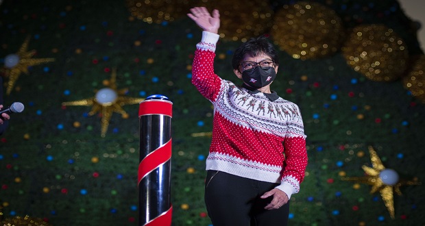 La rectora de la BUAP, Lilia Cedillo enciende árbol navideño