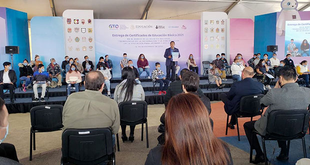 Con INEA, más de 290 mil personas concluyen educación básica