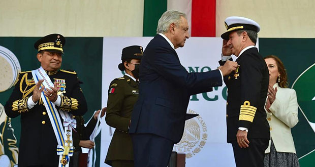 En aniversario de Revolución, AMLO condecora a titulares de Sedena y Semar