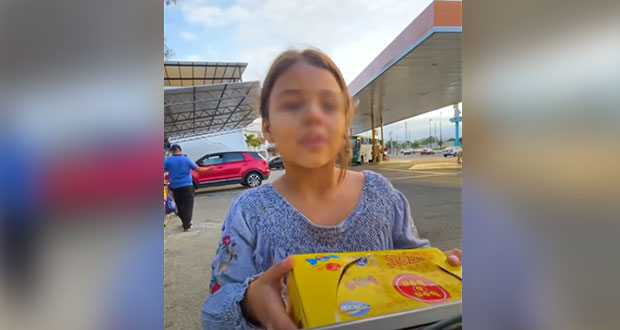 En cuatro idiomas, Andrea vende sus dulces en Ecuador; video se viraliza