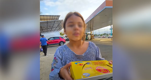 En cuatro idiomas, Andrea vende sus dulces en Ecuador; video se viraliza 