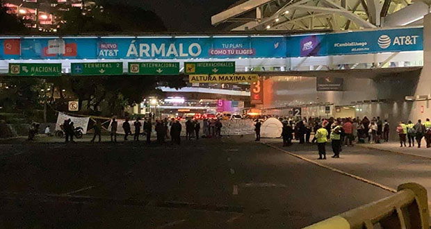 Extrabajadores de Aduanas bloquean la T1 del AICM; van 30 horas