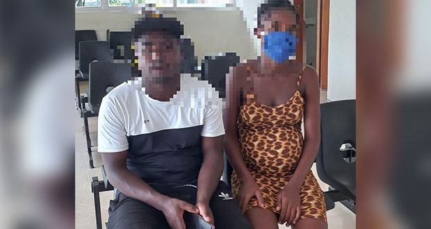 INM auxilia a haitiana embarazada, pero líder de caravana interviene