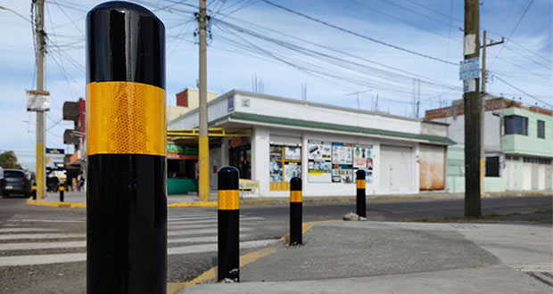 Inician retiro de bolardos en CH de Puebla; “no cumplen normas”