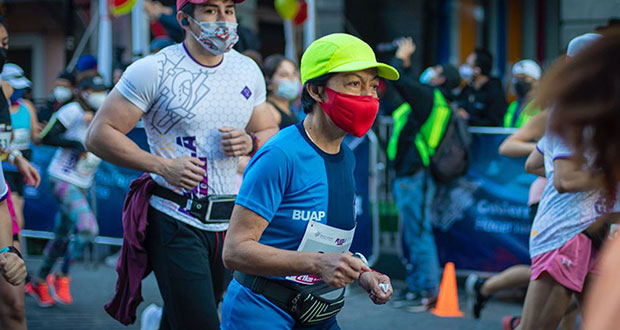 Lilia Cedillo, rectora de BUAP, participa en medio maratón de Puebla