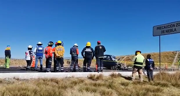 Mueren dos en choque entre tráiler y coche sobre la Amozoc-Perote