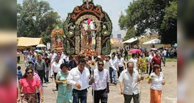 Párroco quita símbolos a los 10 barrios de San Pedro, acusan