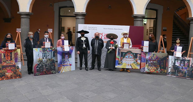 Premian a ganadores del concurso de ofrendas y altares de muertos  