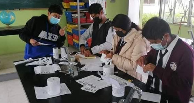 Realizan estudiantes colecta pública en Hueyapan
