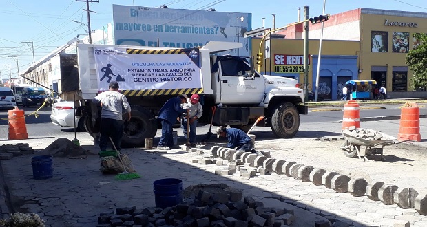 Ayuntamiento de Puebla inicia colocación de adoquín en la 8 Poniente