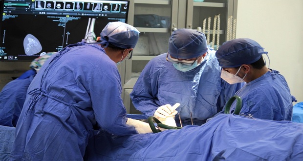 Extraen tumor torácico más grande que un melón en IMSS de Coahuila