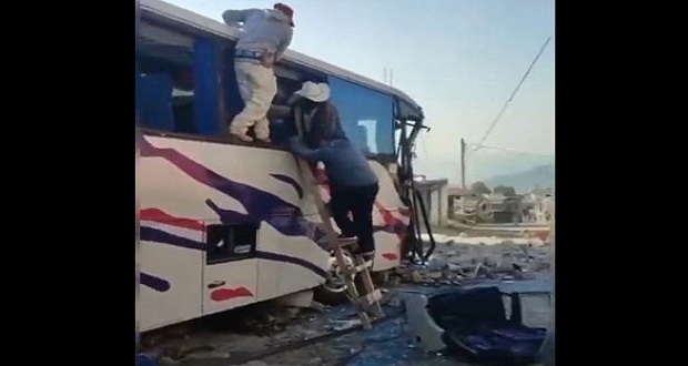 En Estado de México, camión sin frenos impacta casa; hay 19 muertos