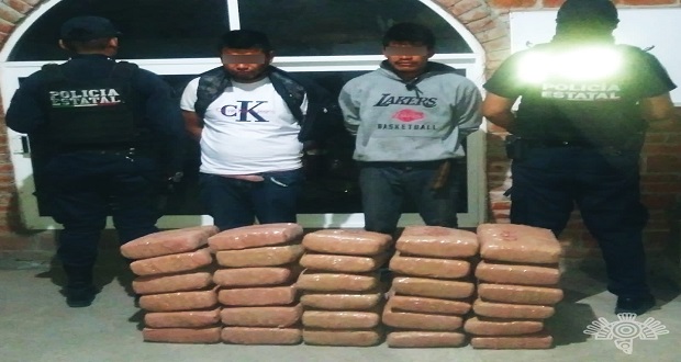 Detienen en carretera poblana a 2 sujetos con 50 kilos de marihuana