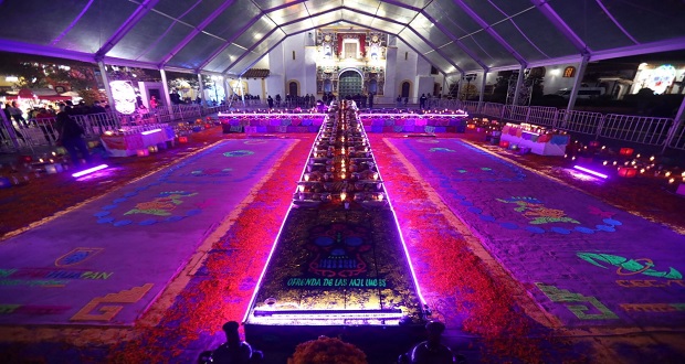 Con caminata de antorchas, Chignahuapan inaugura ofrenda monumental