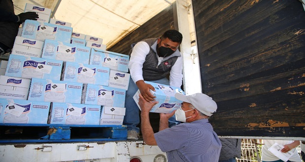 Dan 6 mil litros de producto lácteo a damnificados de Xochimehuacan