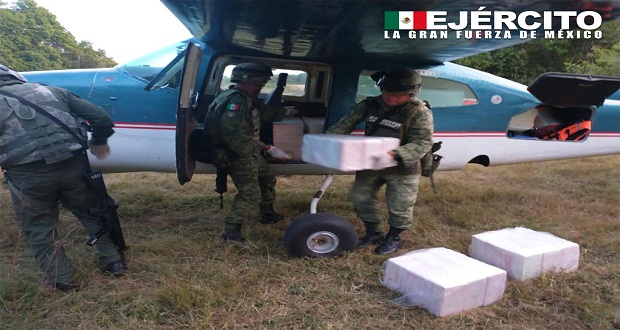 Sedena asegura avioneta con 400 kilos de cocaína en Oaxaca