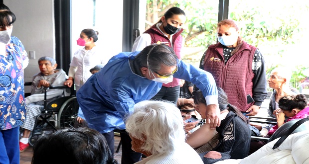 DIF aplica vacunas contra influenza en asilos de Puebla
