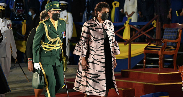 ¡Adiós monarquía británica! Barbados es república; Rihanna, heroína