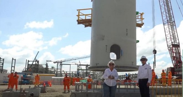Instalan en Dos Bocas torre fraccionadora de 48 metros de alto