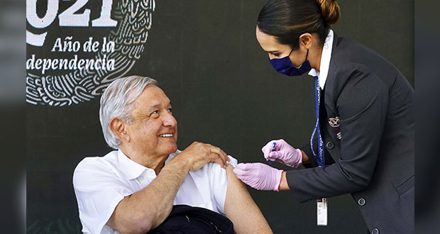 AMLO recibe vacuna de refuerzo contra Covid; se aplica en 6 entidades