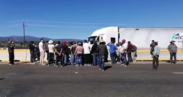Bloquean autopista México-Puebla; exigen justicia para familia atropellada