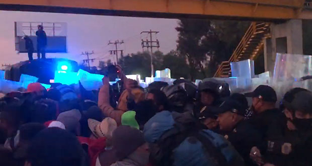 Caravana de migrantes y policías se enfrentan a la entrada de CDMX 